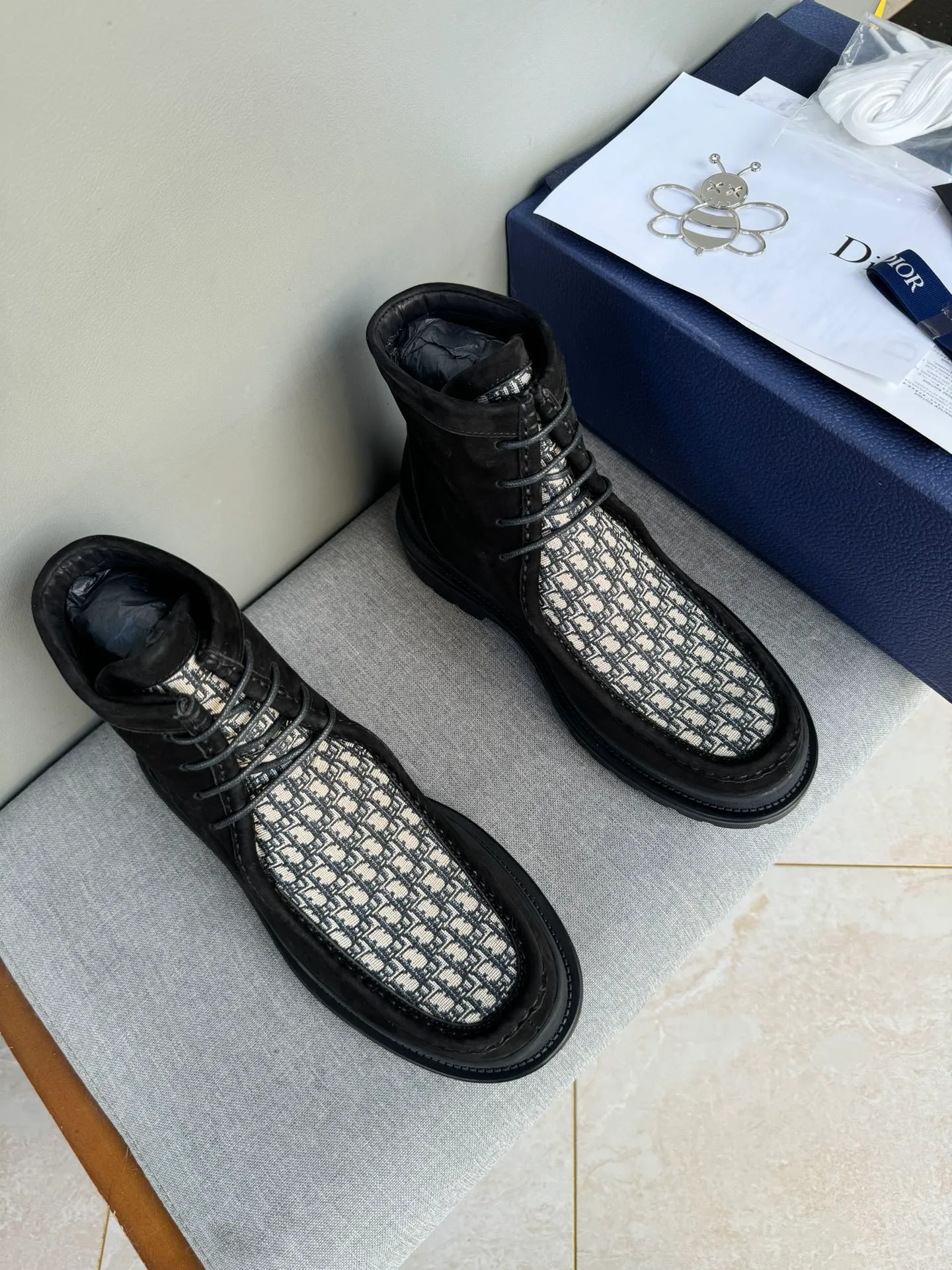 [DIOR] Top P: 1000💰 Number of yards: 39~44 (38.45 custom-made, non-refundable) Dior Dior~ Winter series, original 1:1 development Casual men's leather shoes Heavy investment, shoes and boots are made of imported cowhide + imported Dior special fabric Not easy to deform black cowhide lining Dior large hardware inlay Original TPU vacuum outsole, black cowhide Black open edge beads Military green suede Black suede Khaki suede leather is crafted by a large factory, and the perfect product is only prepared for you who know your taste! Any comparisons are welcome.